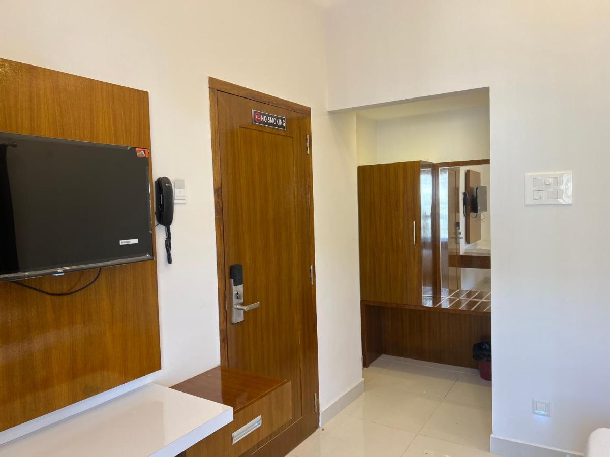 Le Hotel Host Tiruchirappalli Экстерьер фото